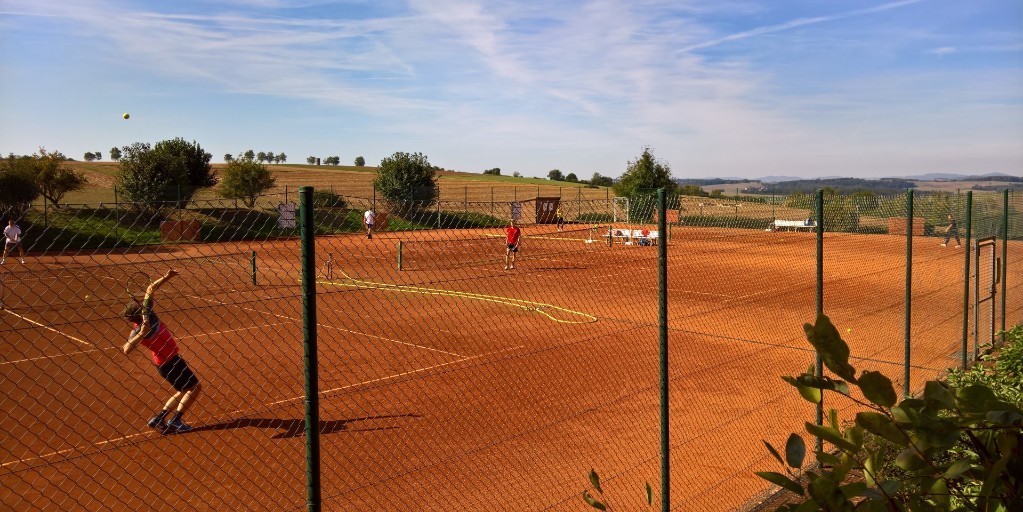 Tennisplatz und Vereinsgelände